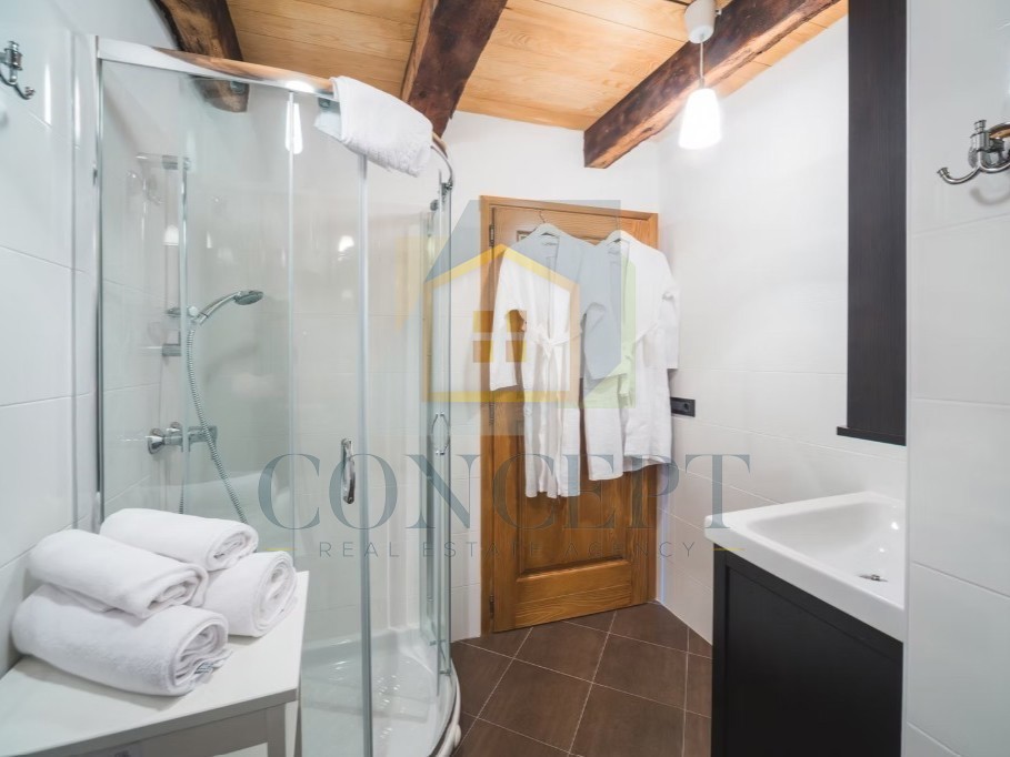 Istra, Oprtalj, Casa di pietra con 3 appartamenti e due spazi commerciali