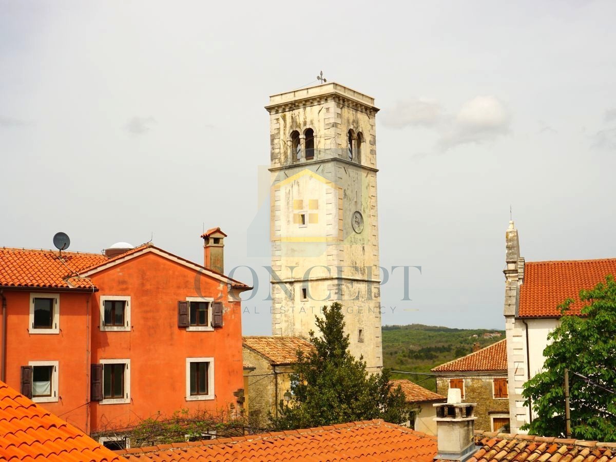 Istra, Oprtalj, Casa di pietra con 3 appartamenti e due spazi commerciali