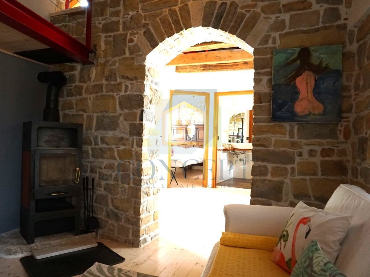 Istra, Oprtalj, Casa di pietra con 3 appartamenti e due spazi commerciali