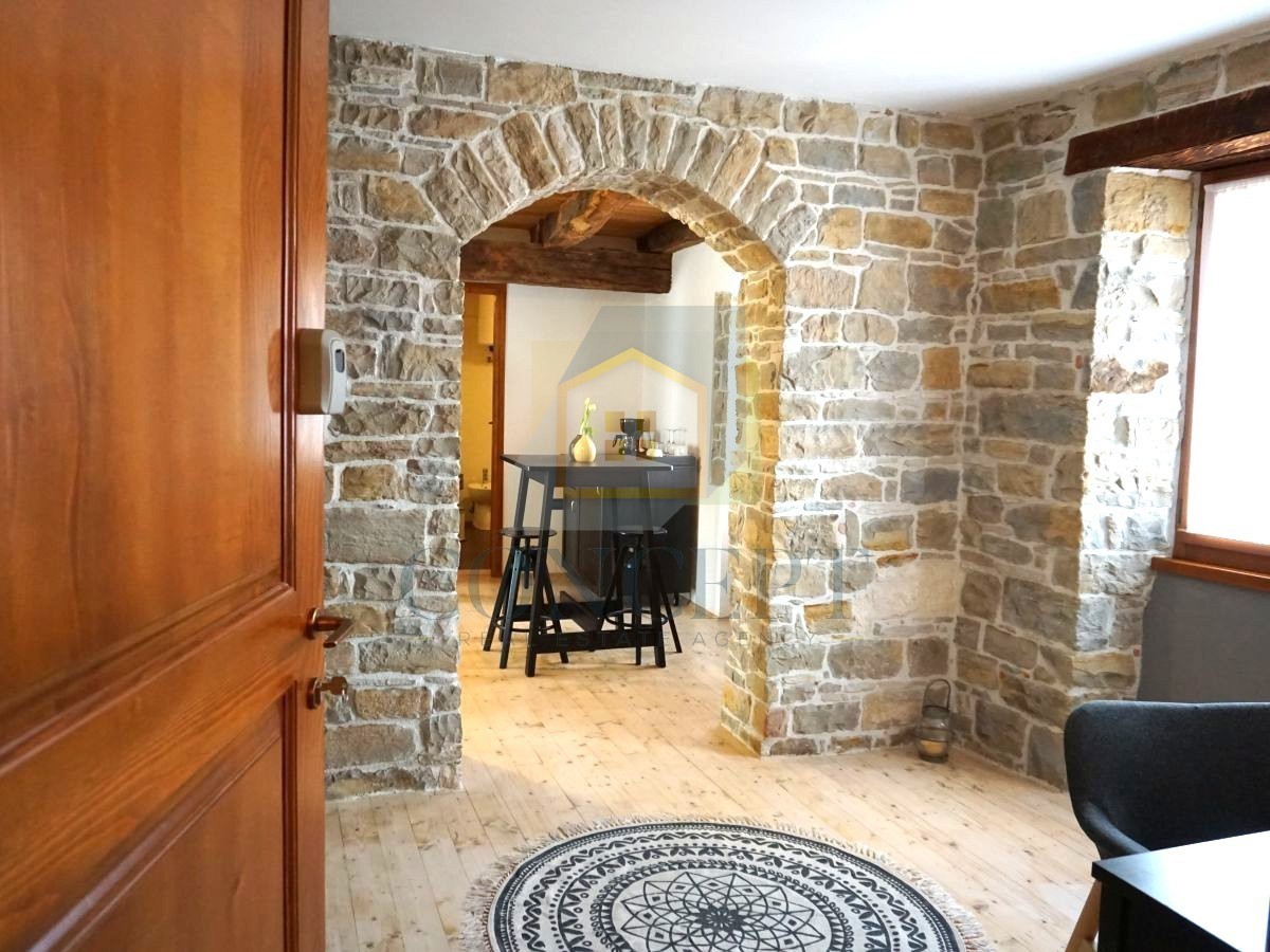 Istra, Oprtalj, Casa di pietra con 3 appartamenti e due spazi commerciali