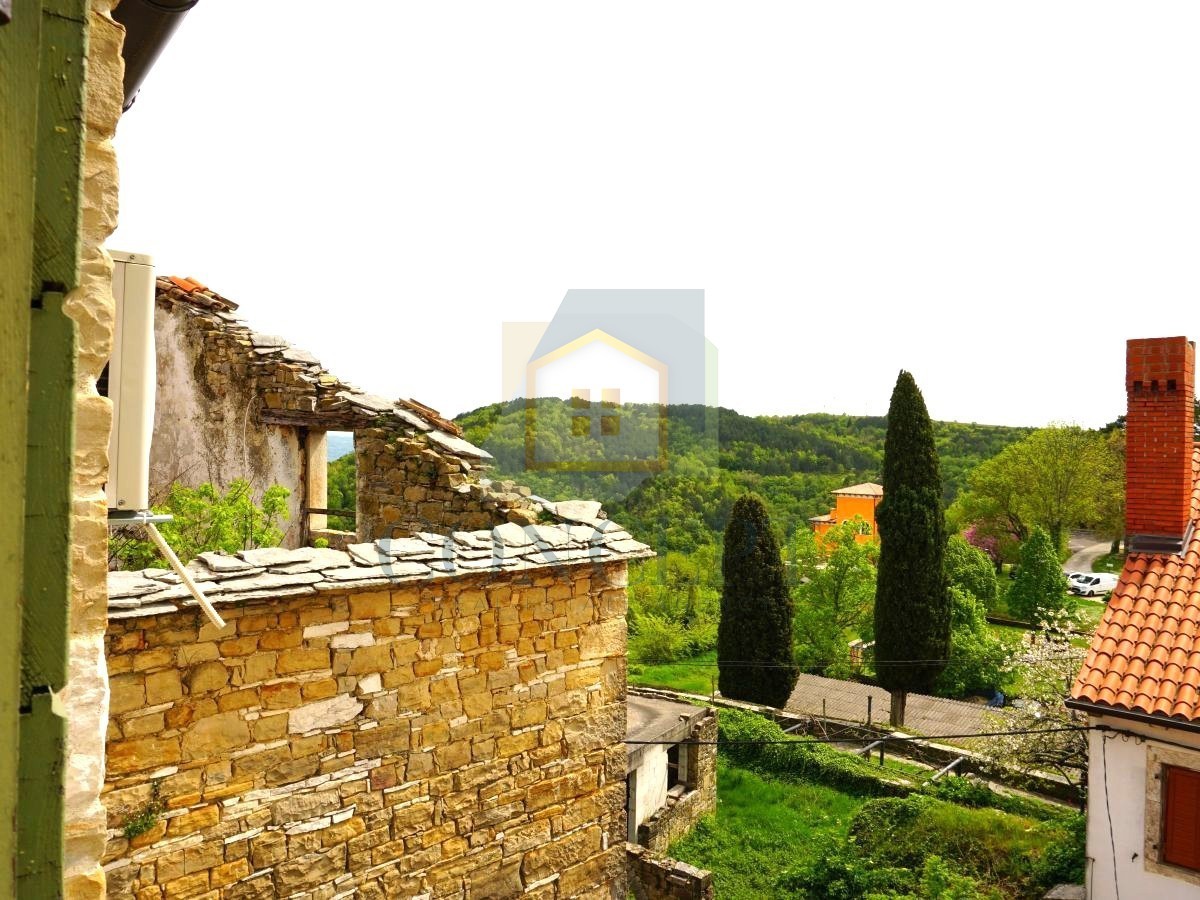 Istra, Oprtalj, Casa di pietra con 3 appartamenti e due spazi commerciali