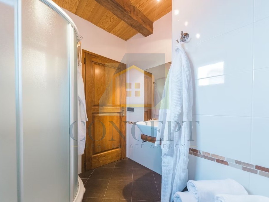 Istra, Oprtalj, Casa di pietra con 3 appartamenti e due spazi commerciali