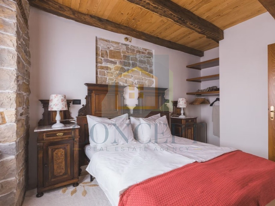 Istra, Oprtalj, Casa di pietra con 3 appartamenti e due spazi commerciali