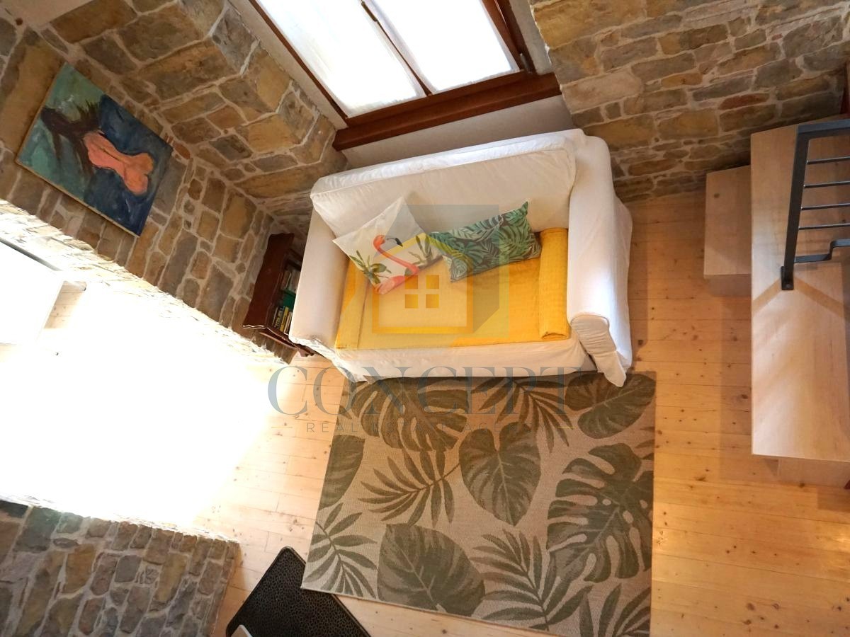 Istra, Oprtalj, Casa di pietra con 3 appartamenti e due spazi commerciali