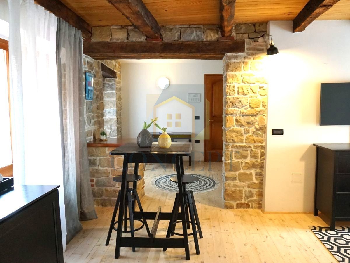 Istra, Oprtalj, Casa di pietra con 3 appartamenti e due spazi commerciali