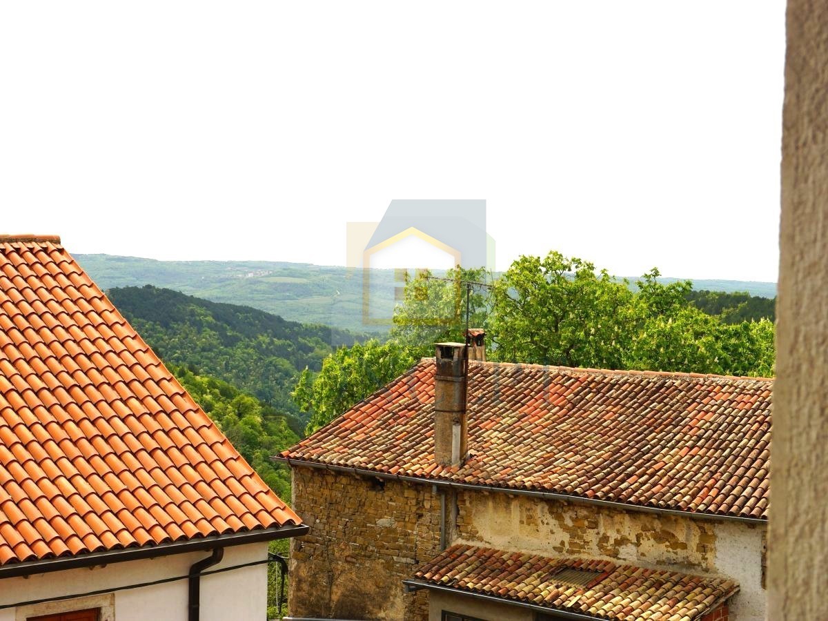 Istra, Oprtalj, Casa di pietra con 3 appartamenti e due spazi commerciali