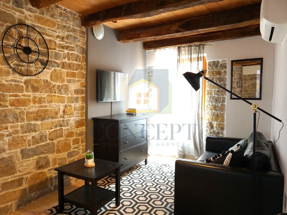 Istra, Oprtalj, Casa di pietra con 3 appartamenti e due spazi commerciali