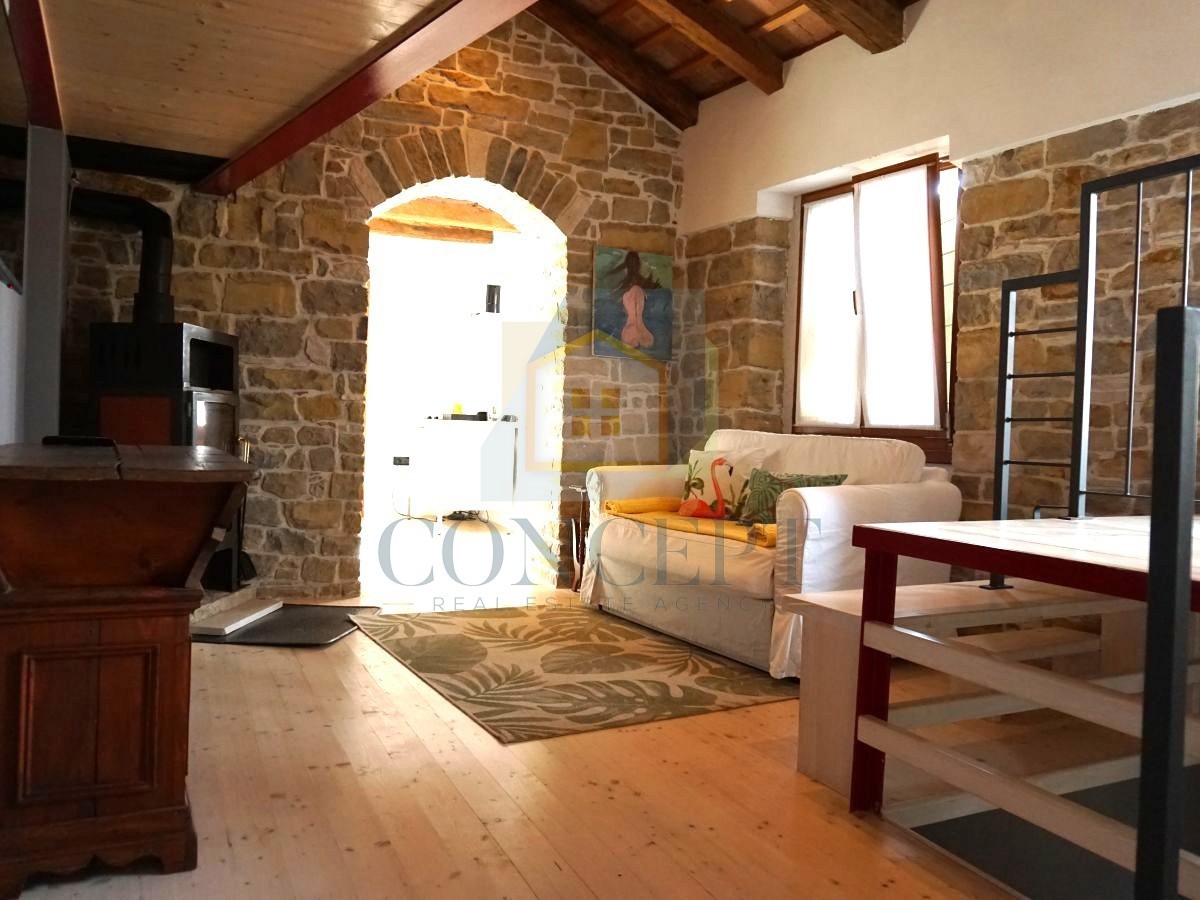 Istra, Oprtalj, Casa di pietra con 3 appartamenti e due spazi commerciali