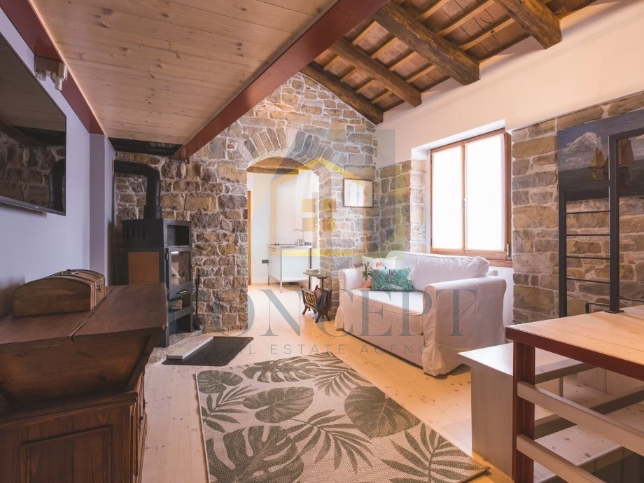 Istra, Oprtalj, Casa di pietra con 3 appartamenti e due spazi commerciali