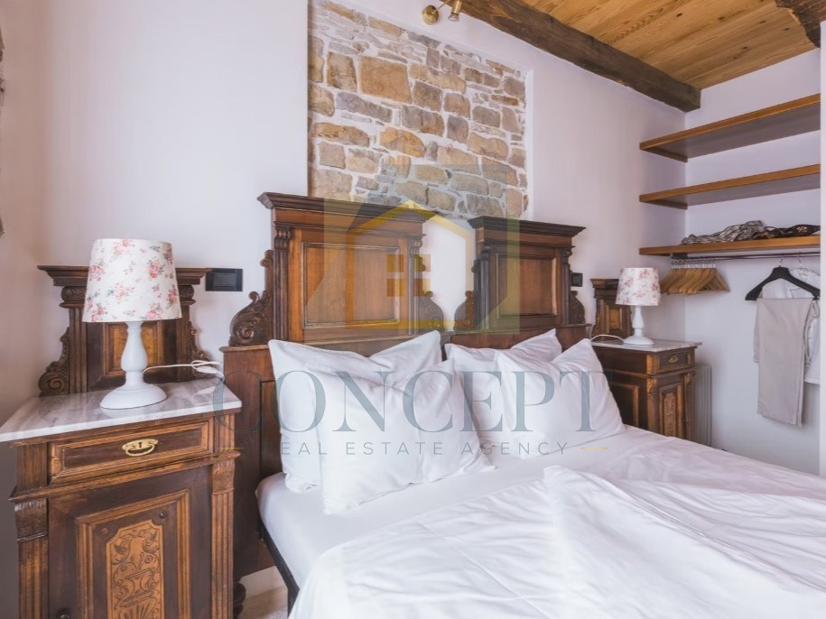 Istra, Oprtalj, Casa di pietra con 3 appartamenti e due spazi commerciali