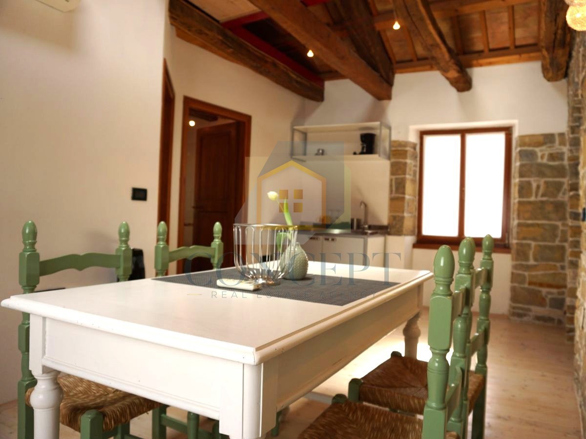 Istra, Oprtalj, Casa di pietra con 3 appartamenti e due spazi commerciali