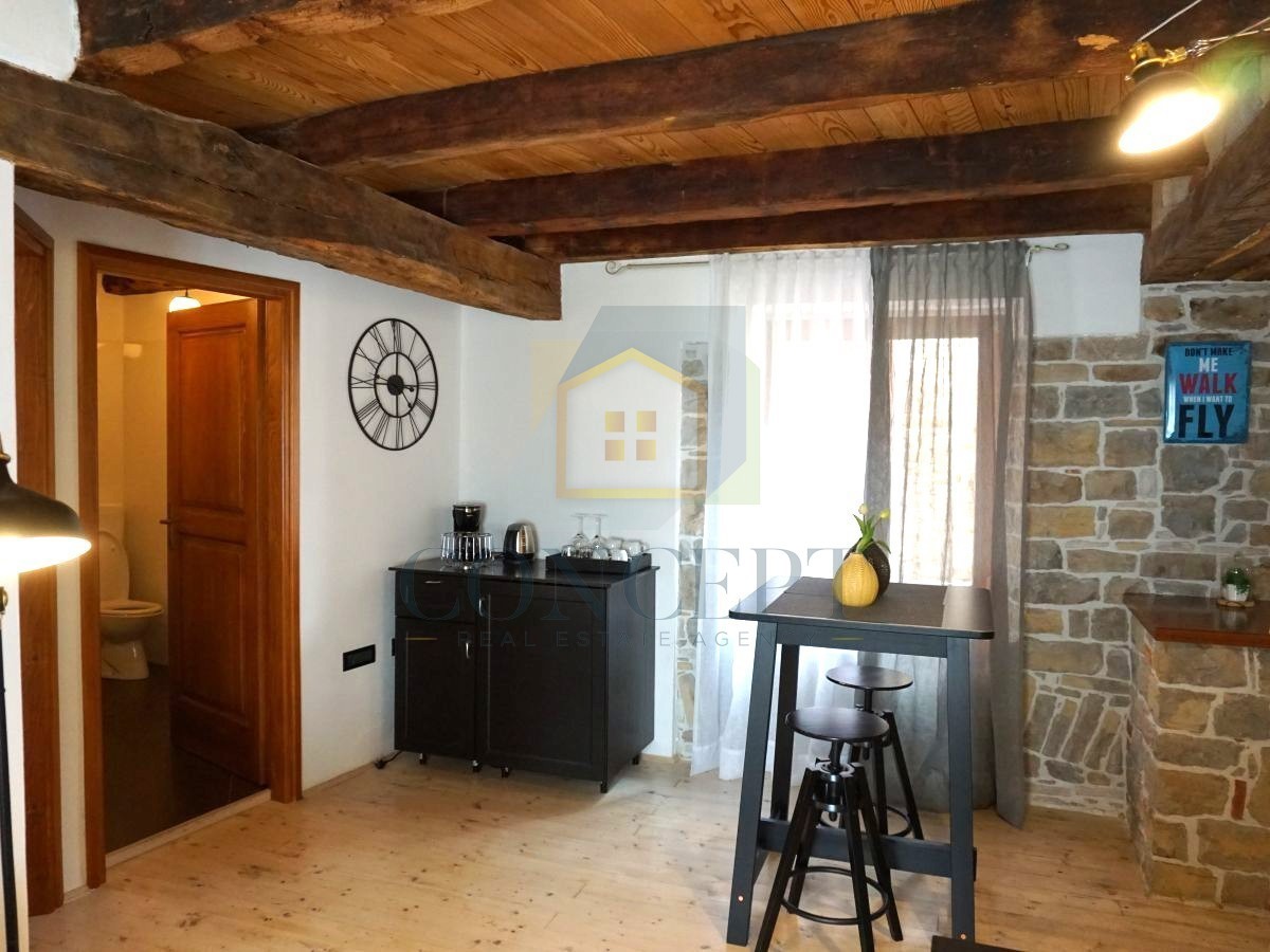 Istra, Oprtalj, Casa di pietra con 3 appartamenti e due spazi commerciali