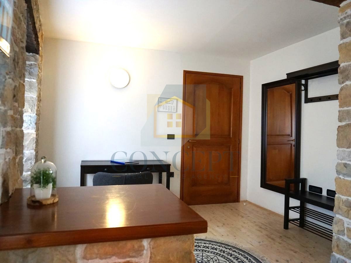 Istra, Oprtalj, Casa di pietra con 3 appartamenti e due spazi commerciali