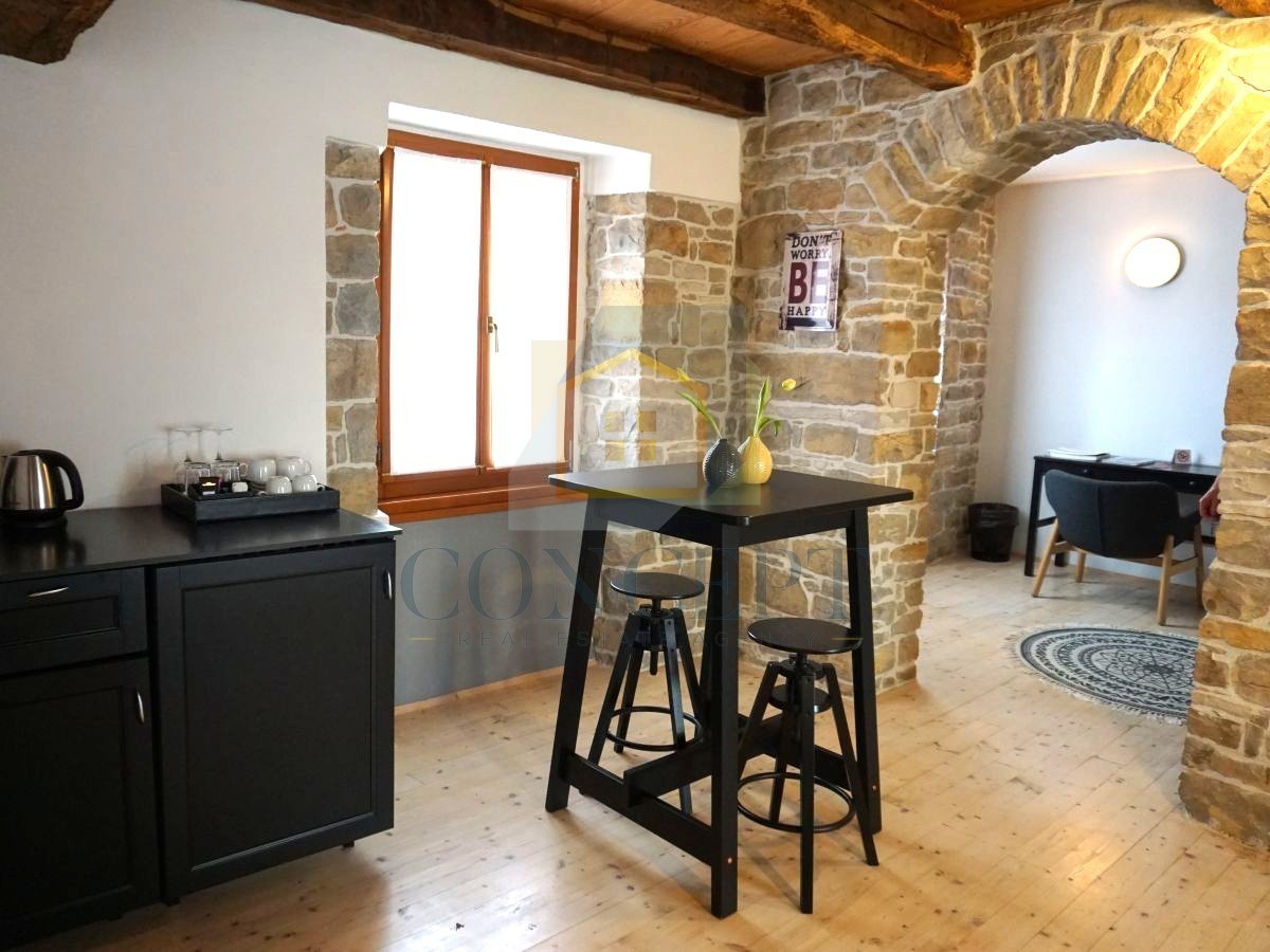 Istra, Oprtalj, Casa di pietra con 3 appartamenti e due spazi commerciali