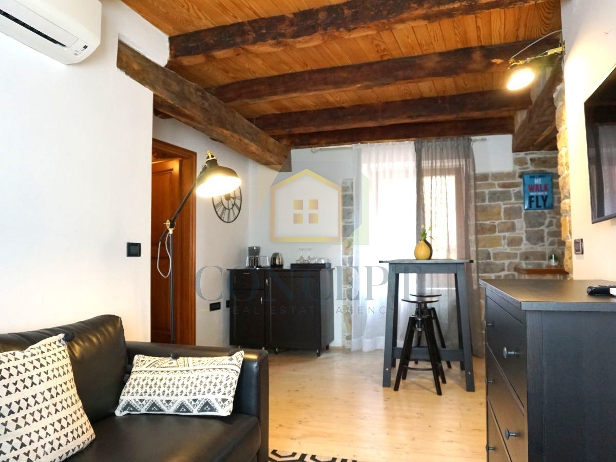 Istra, Oprtalj, Casa di pietra con 3 appartamenti e due spazi commerciali