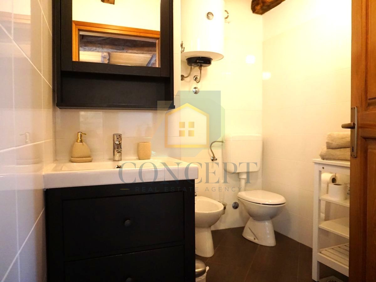 Istra, Oprtalj, Casa di pietra con 3 appartamenti e due spazi commerciali