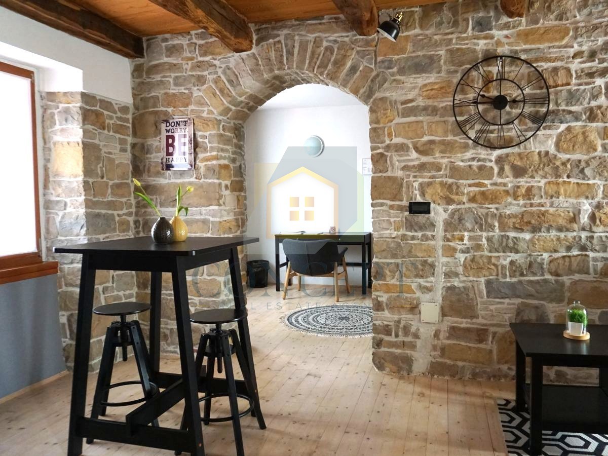 Istra, Oprtalj, Casa di pietra con 3 appartamenti e due spazi commerciali