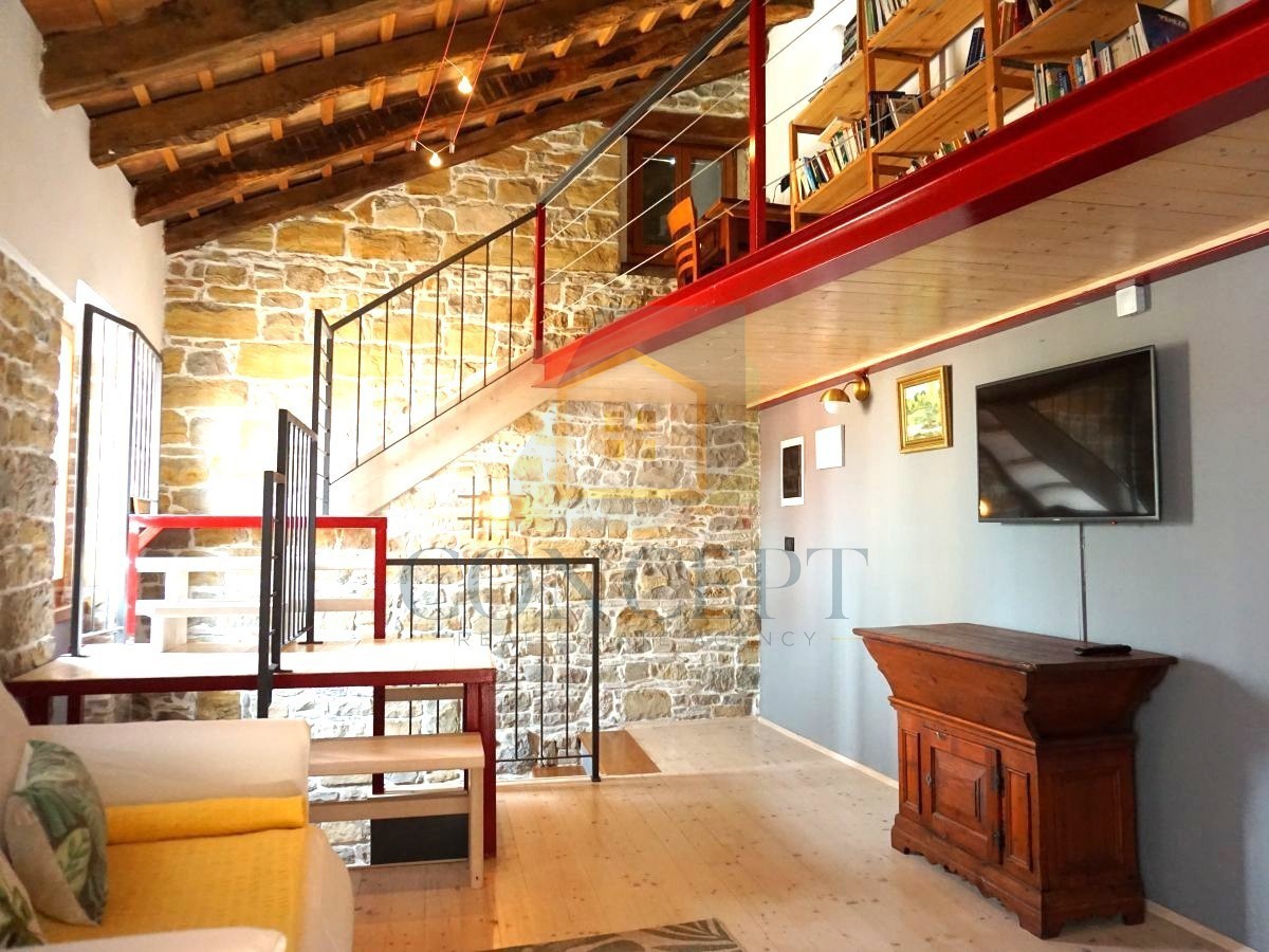 Istra, Oprtalj, Casa di pietra con 3 appartamenti e due spazi commerciali