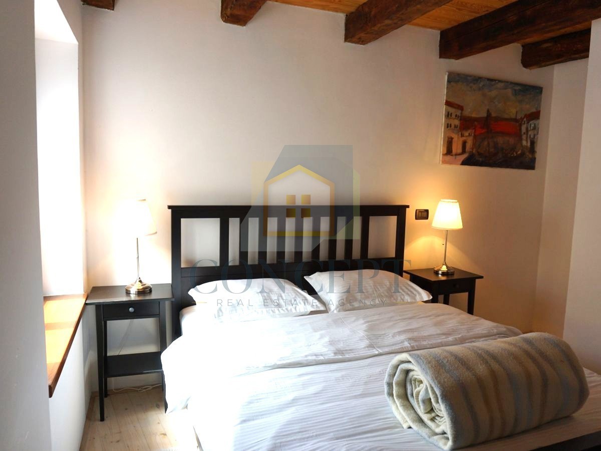 Istra, Oprtalj, Casa di pietra con 3 appartamenti e due spazi commerciali