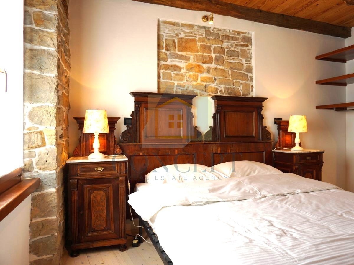 Istra, Oprtalj, Casa di pietra con 3 appartamenti e due spazi commerciali