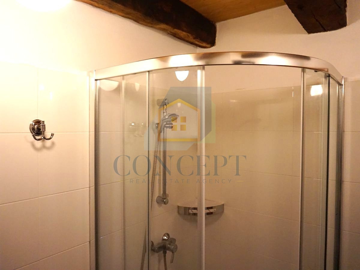 Istra, Oprtalj, Casa di pietra con 3 appartamenti e due spazi commerciali