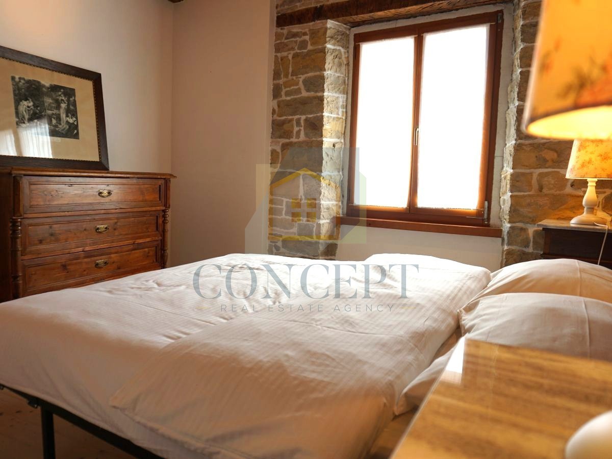 Istra, Oprtalj, Casa di pietra con 3 appartamenti e due spazi commerciali