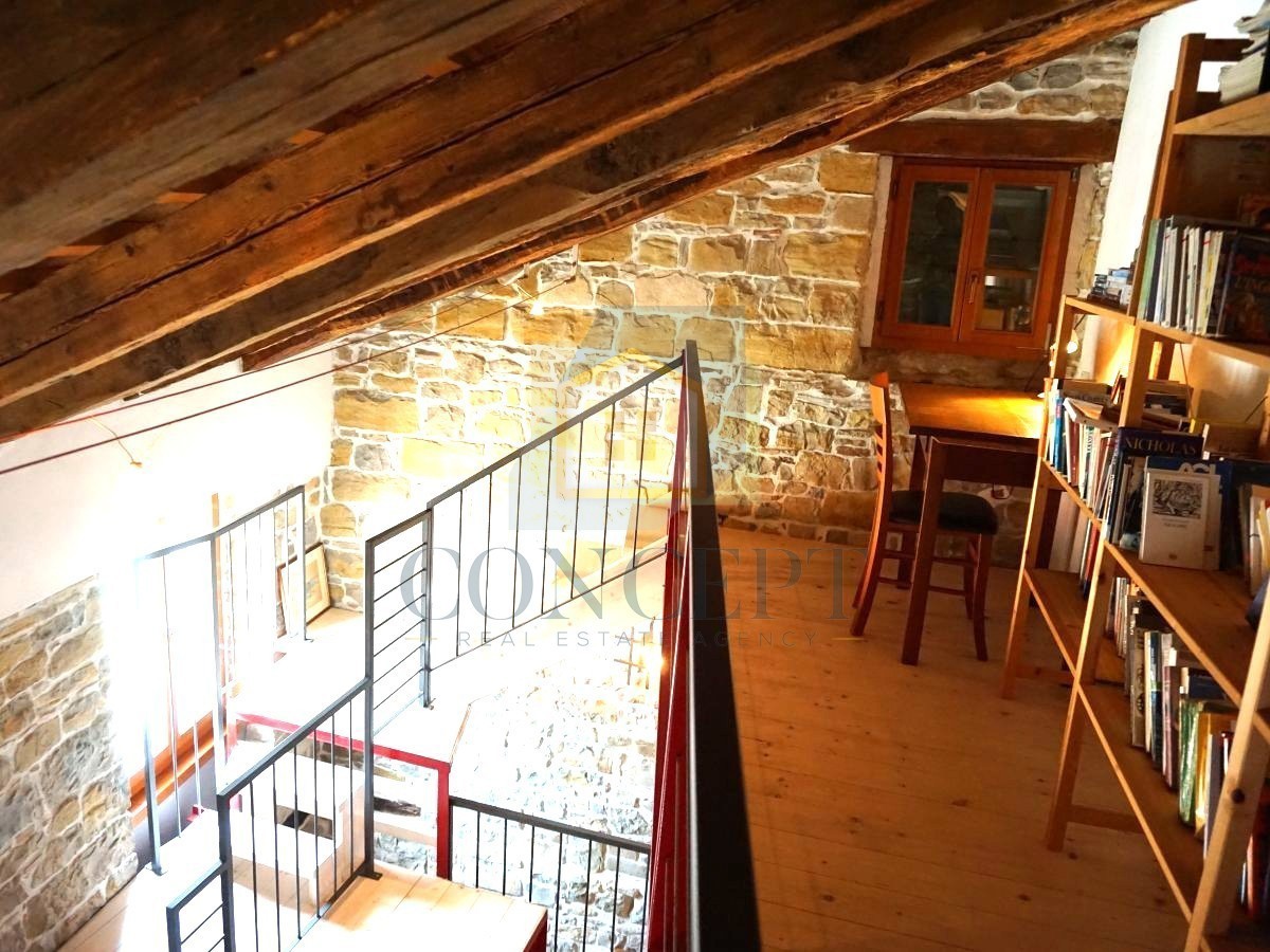 Istra, Oprtalj, Casa di pietra con 3 appartamenti e due spazi commerciali