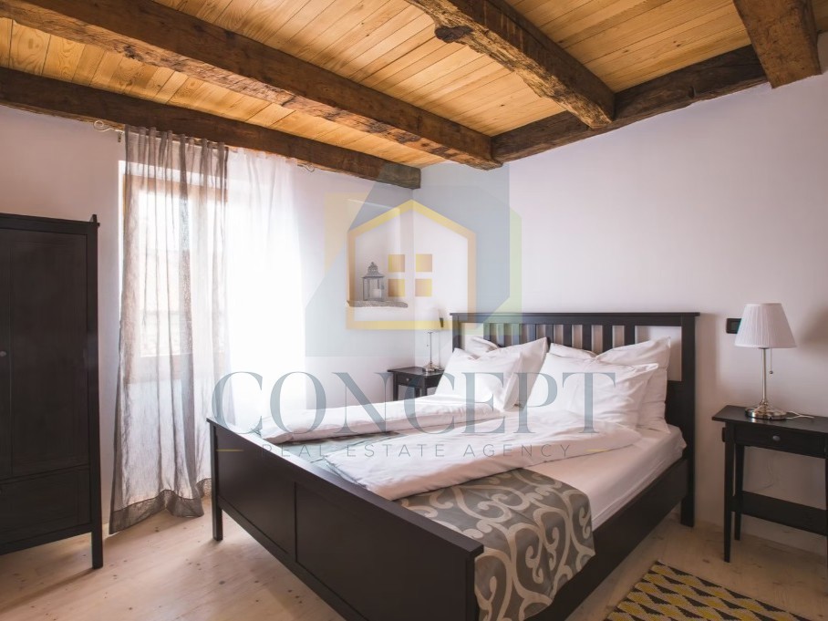 Istra, Oprtalj, Casa di pietra con 3 appartamenti e due spazi commerciali