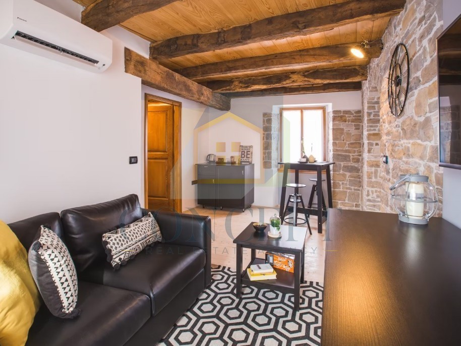 Istra, Oprtalj, Casa di pietra con 3 appartamenti e due spazi commerciali