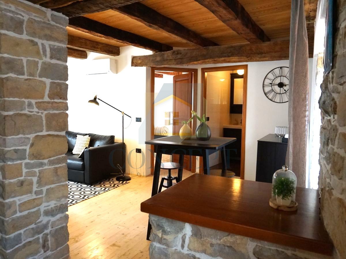 Istra, Oprtalj, Casa di pietra con 3 appartamenti e due spazi commerciali