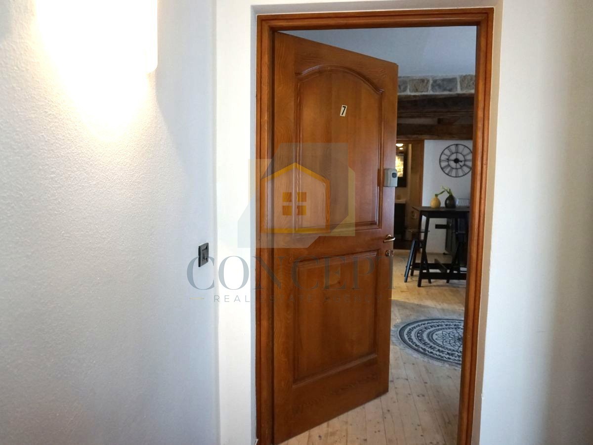 Istra, Oprtalj, Casa di pietra con 3 appartamenti e due spazi commerciali