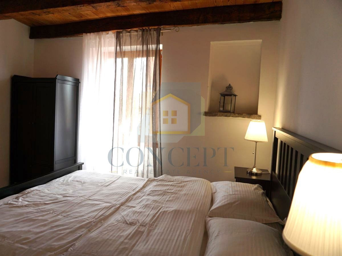 Istra, Oprtalj, Casa di pietra con 3 appartamenti e due spazi commerciali