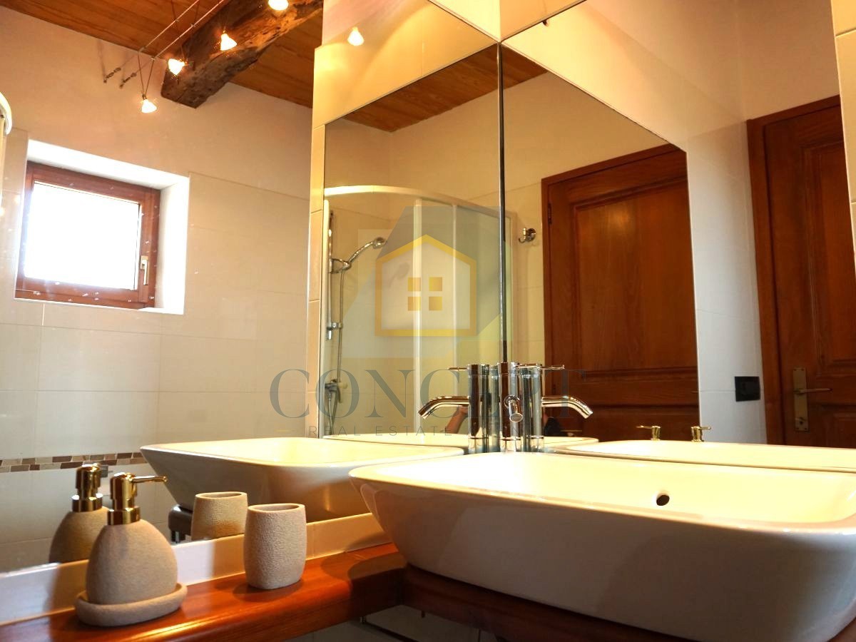 Istra, Oprtalj, Casa di pietra con 3 appartamenti e due spazi commerciali