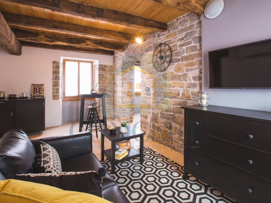 Istra, Oprtalj, Casa di pietra con 3 appartamenti e due spazi commerciali