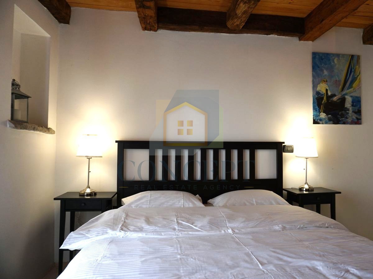 Istra, Oprtalj, Casa di pietra con 3 appartamenti e due spazi commerciali