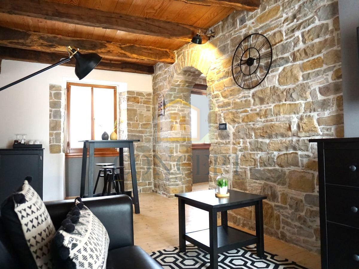 Istra, Oprtalj, Casa di pietra con 3 appartamenti e due spazi commerciali