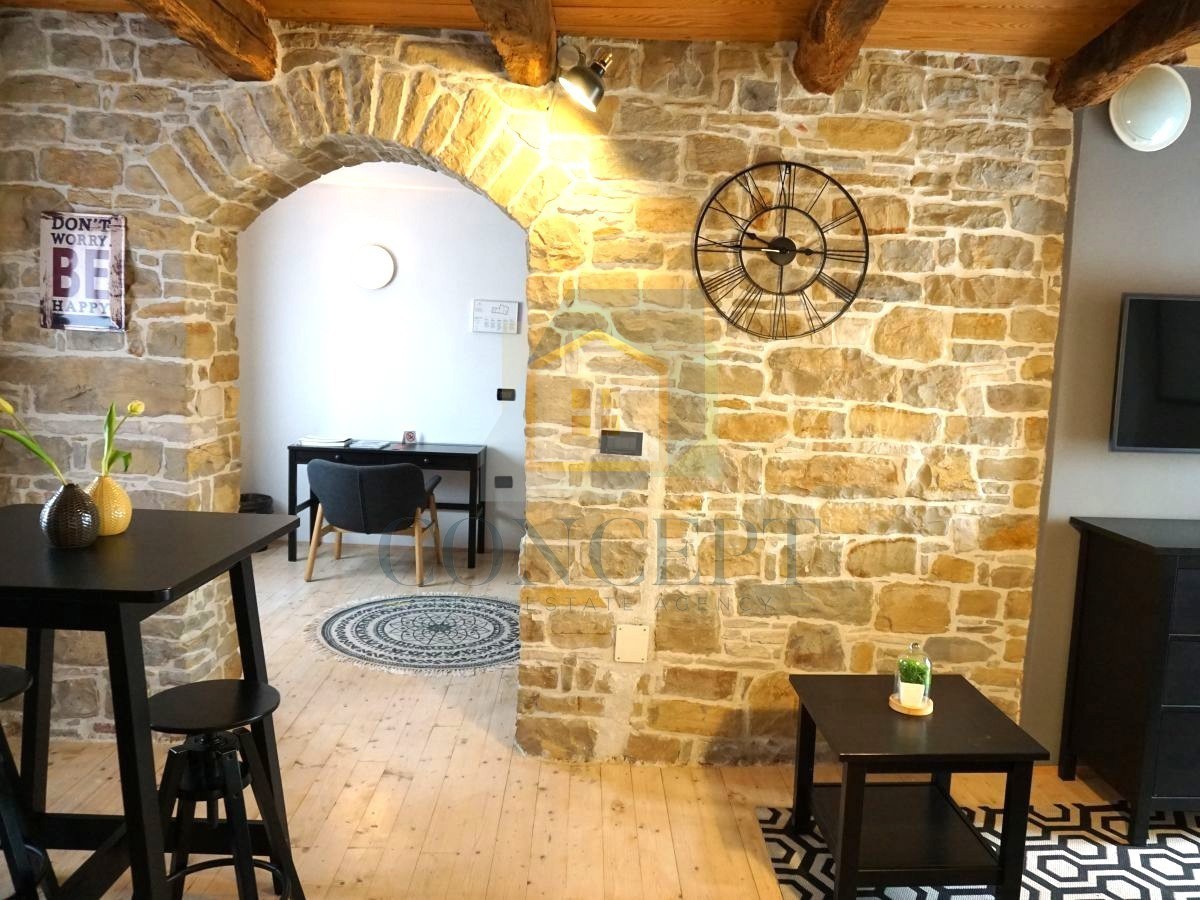 Istra, Oprtalj, Casa di pietra con 3 appartamenti e due spazi commerciali