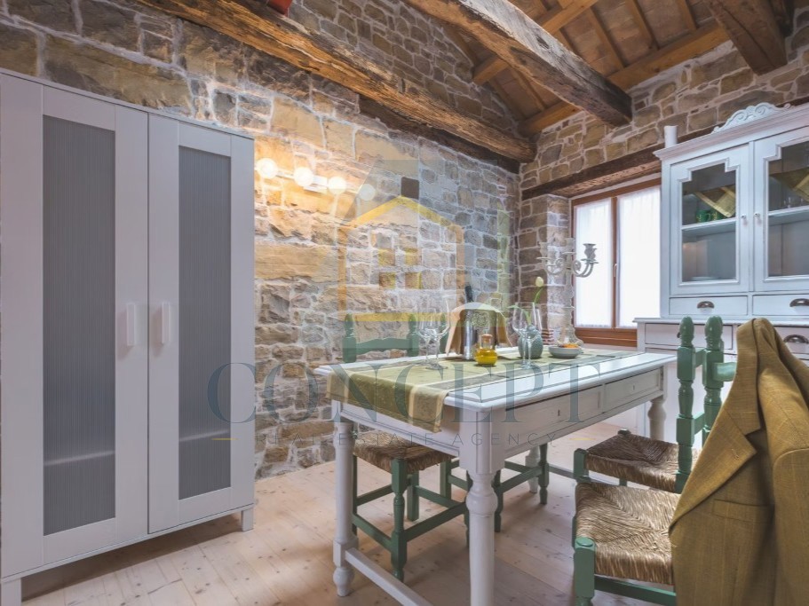 Istra, Oprtalj, Casa di pietra con 3 appartamenti e due spazi commerciali