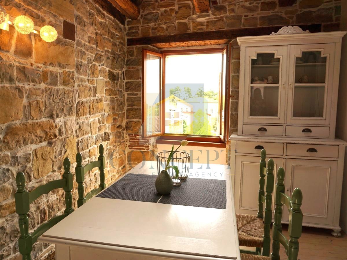 Istra, Oprtalj, Casa di pietra con 3 appartamenti e due spazi commerciali