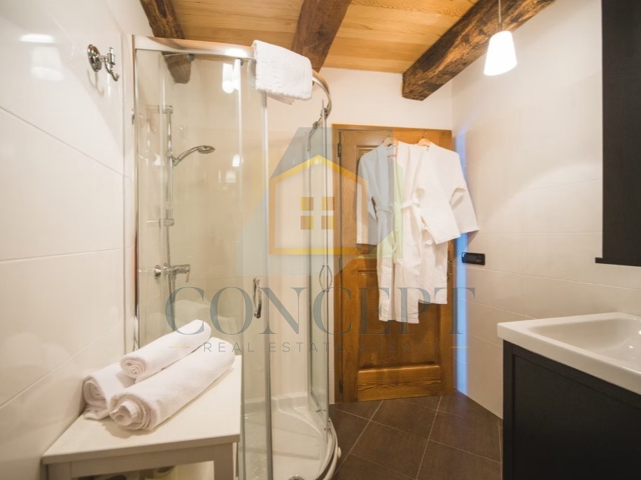 Istra, Oprtalj, Casa di pietra con 3 appartamenti e due spazi commerciali