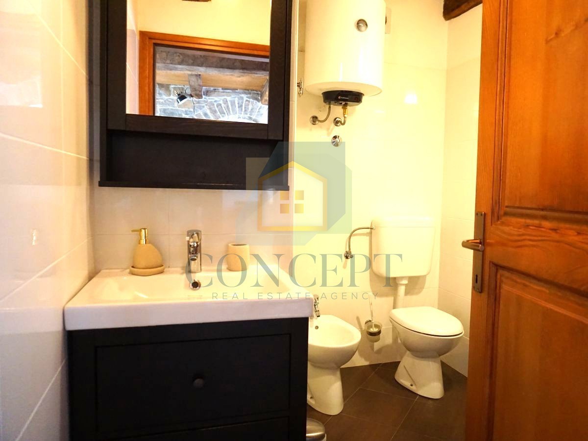 Istra, Oprtalj, Casa di pietra con 3 appartamenti e due spazi commerciali