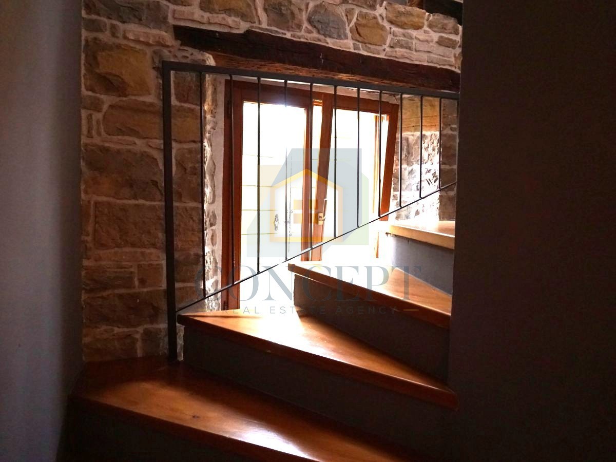 Istra, Oprtalj, Casa di pietra con 3 appartamenti e due spazi commerciali