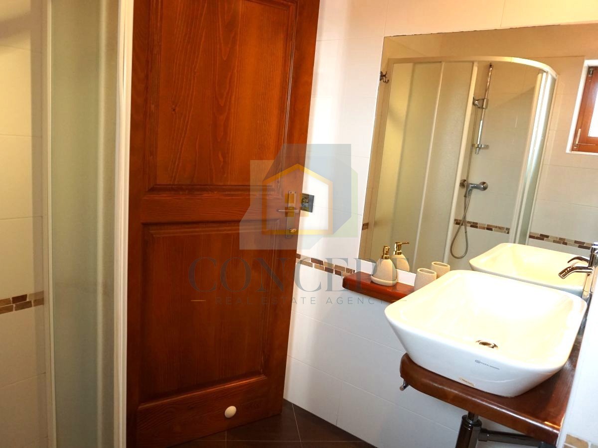 Istra, Oprtalj, Casa di pietra con 3 appartamenti e due spazi commerciali