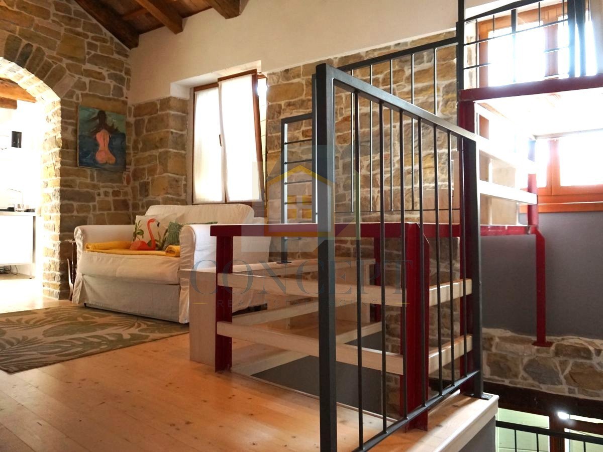 Istra, Oprtalj, Casa di pietra con 3 appartamenti e due spazi commerciali