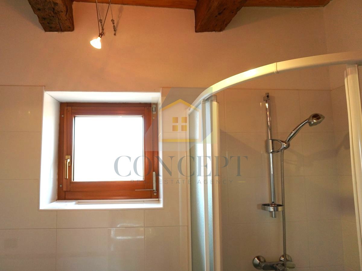 Istra, Oprtalj, Casa di pietra con 3 appartamenti e due spazi commerciali