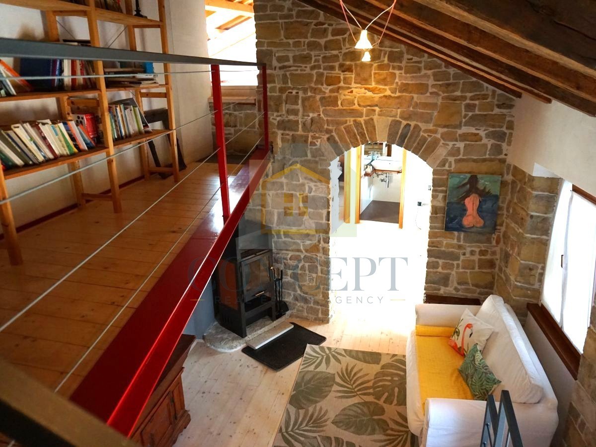 Istra, Oprtalj, Casa di pietra con 3 appartamenti e due spazi commerciali