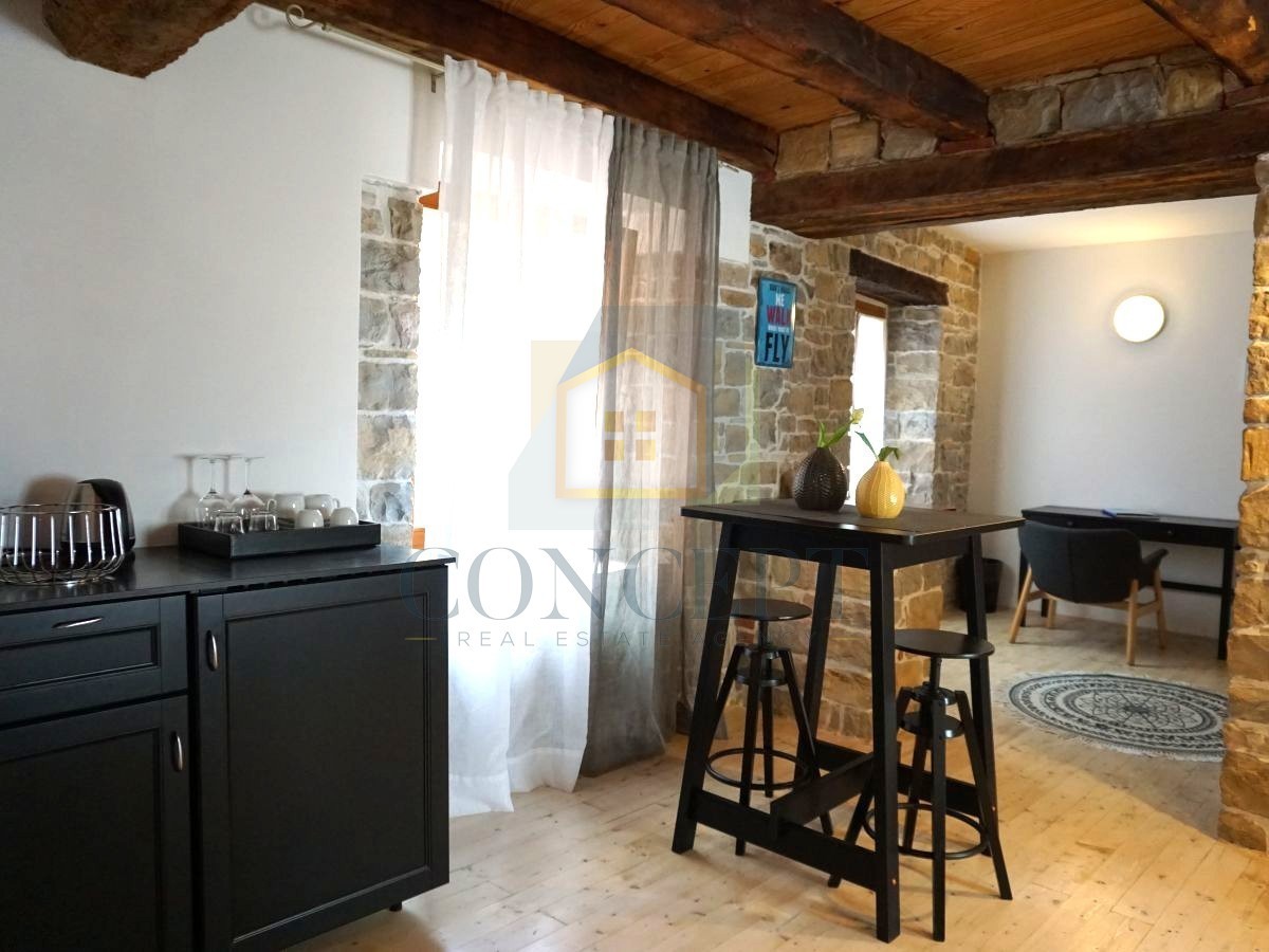 Istra, Oprtalj, Casa di pietra con 3 appartamenti e due spazi commerciali