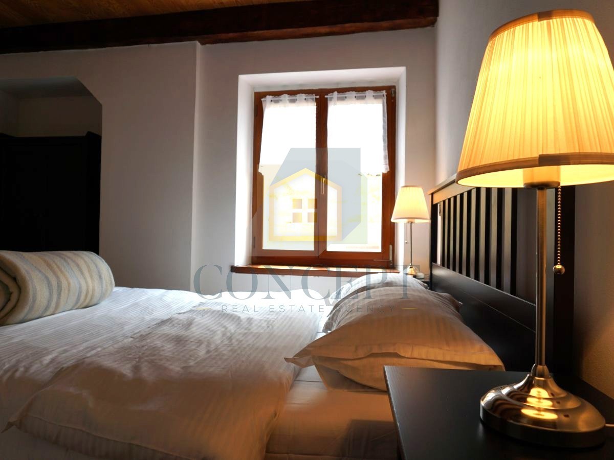 Istra, Oprtalj, Casa di pietra con 3 appartamenti e due spazi commerciali