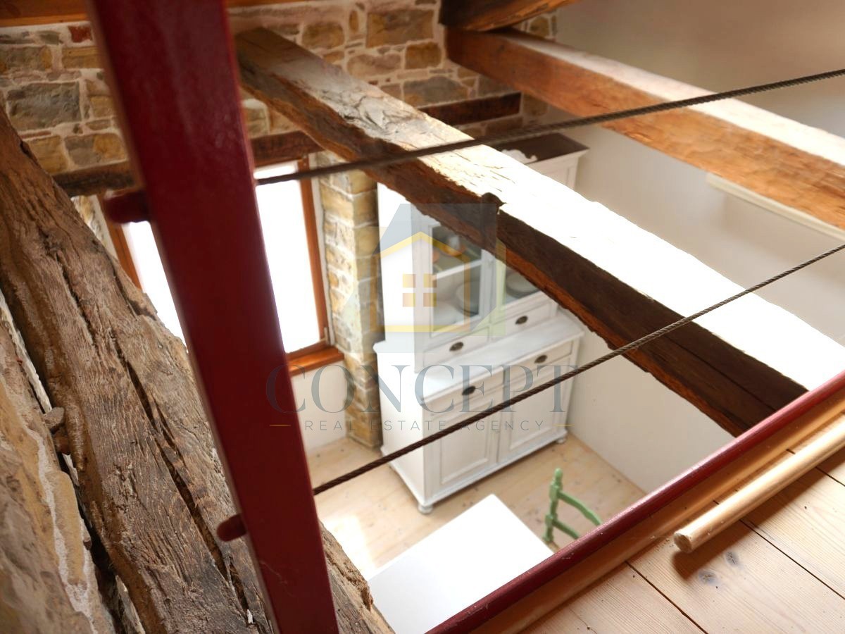 Istra, Oprtalj, Casa di pietra con 3 appartamenti e due spazi commerciali