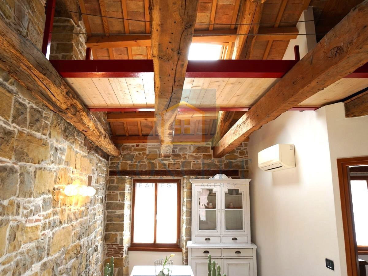 Istra, Oprtalj, Casa di pietra con 3 appartamenti e due spazi commerciali